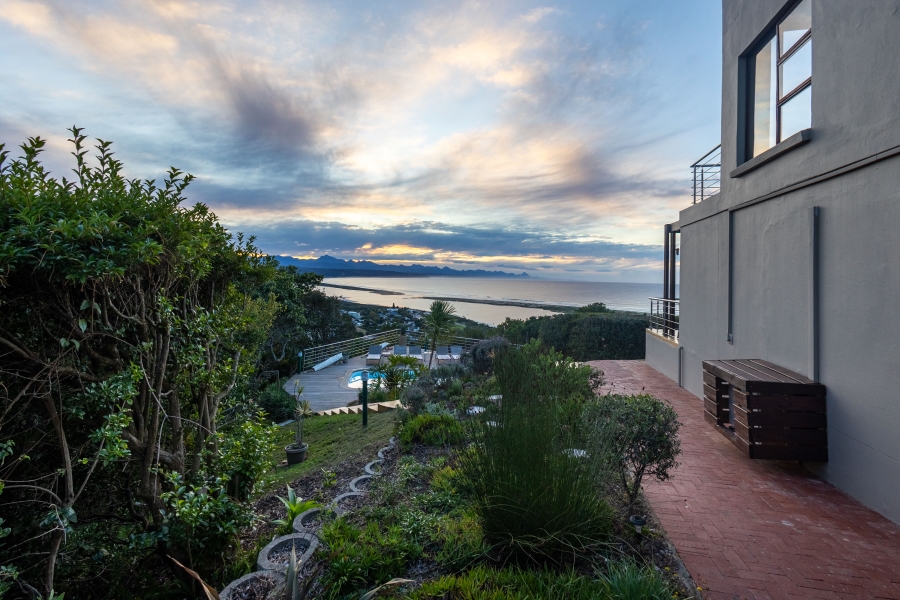 7 Bedroom Property for Sale in Bowtie Western Cape